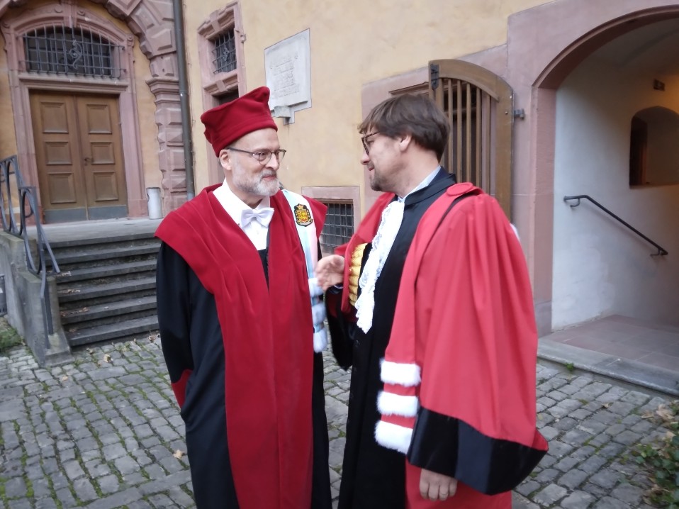 Le Dr. Prof. Christoph Weber et le doyen Florent Petit en toge